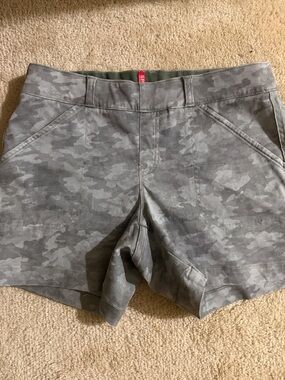 Spanx Twill Camo Women’s Shorts size medium